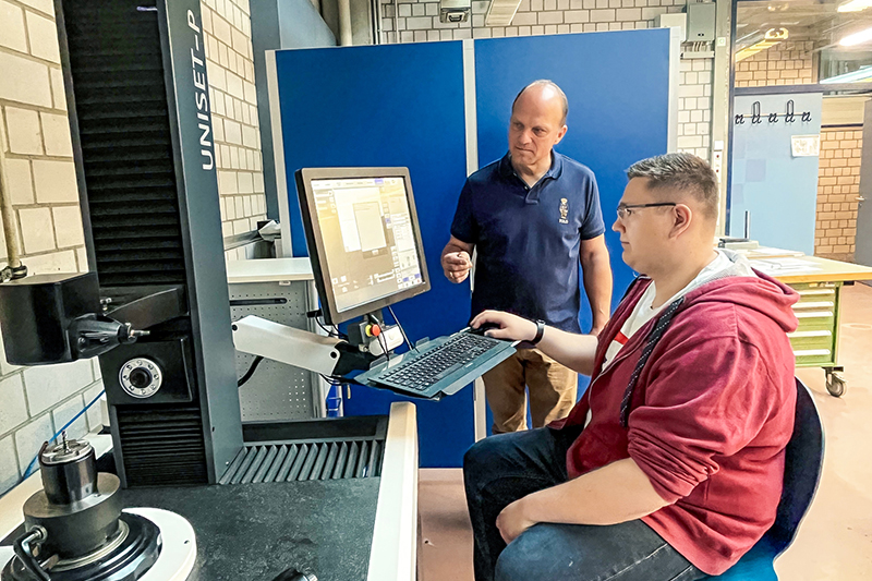 Unterricht direkt am Einstellgerät: Harald Wöhrle (links) bespricht mit dem angehenden Techniker Manuel Boaretti, wie Werkzeuge vermessen werden.